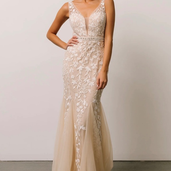 Baltic Born- Ivory & White gown - Picture 2 of 4